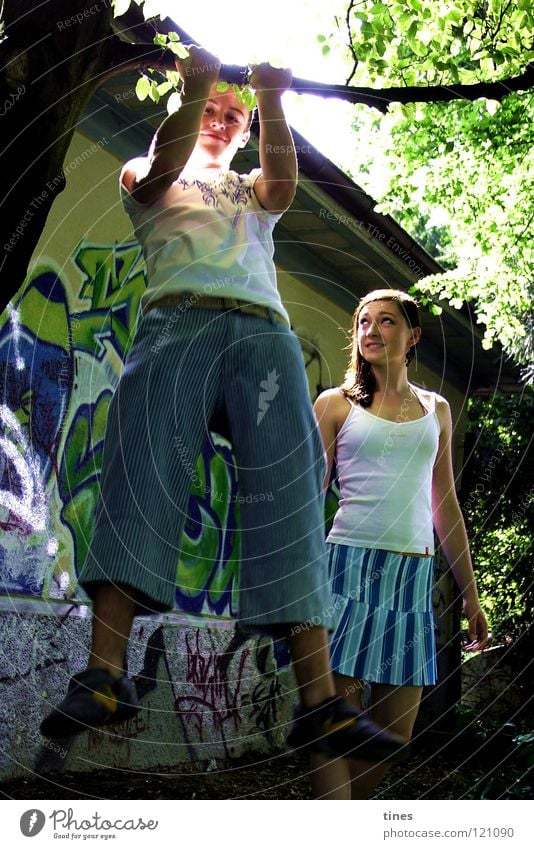 mal eben so... Krafttraining Park Freizeit & Hobby Langeweile Bewunderung Sonnenstrahlen Graffiti Wandmalereien blau Farbe Momentaufnahme