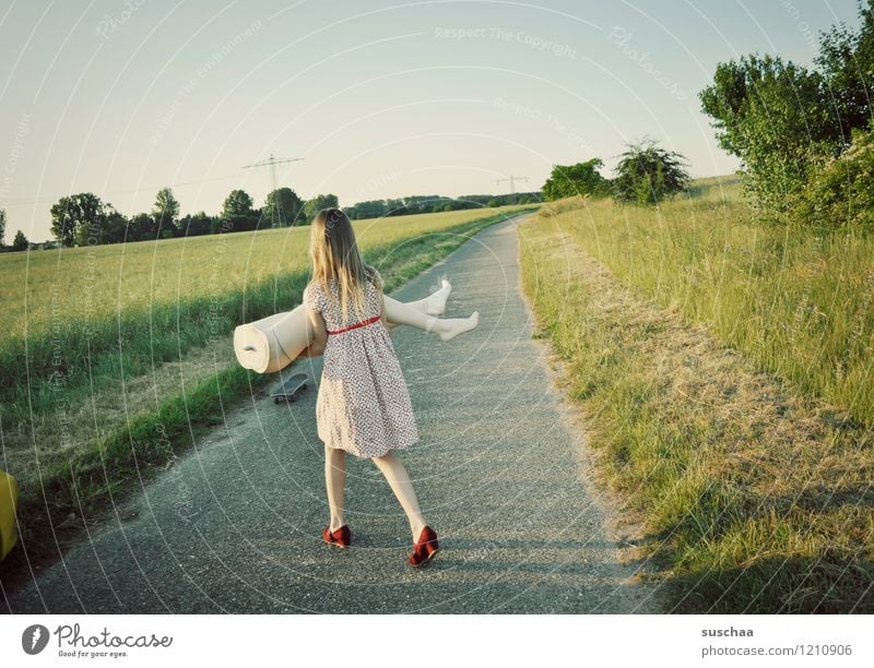 mädchen auf einem feldweg mit unterteil einer schaufensterpuppe Natur Außenaufnahme Sommer Wege & Pfade Gras Kind Mädchen Kleid Schaufensterpuppe Beine