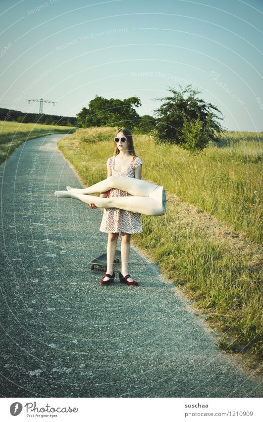 pause ist beendet .. Natur Außenaufnahme Sommer Wege & Pfade Gras Kind Mädchen Kleid Schaufensterpuppe Beine Unterleib heben tragen Kindheit Kindererziehung