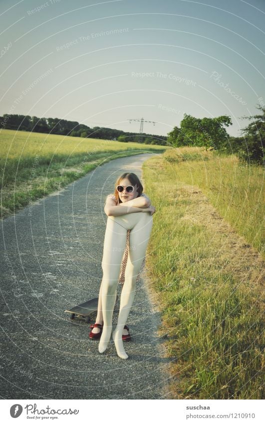 pause .... Natur Außenaufnahme Sommer Wege & Pfade Gras Kind Mädchen Kleid Sonnenbrille Schaufensterpuppe Beine Unterleib heben tragen Kindheit Kindererziehung