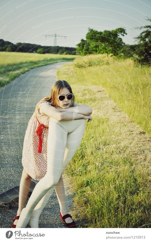 pause .. Natur Außenaufnahme Sommer Wege & Pfade Gras Kind Mädchen Kleid Sonnenbrille Schaufensterpuppe Beine Unterleib heben tragen Kindheit Kindererziehung