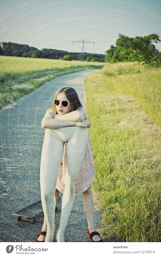 pause Natur Außenaufnahme Sommer Wege & Pfade Gras Kind Mädchen Kleid Sonnenbrille Schaufensterpuppe Beine Unterleib heben tragen Kindheit Erziehung skurril