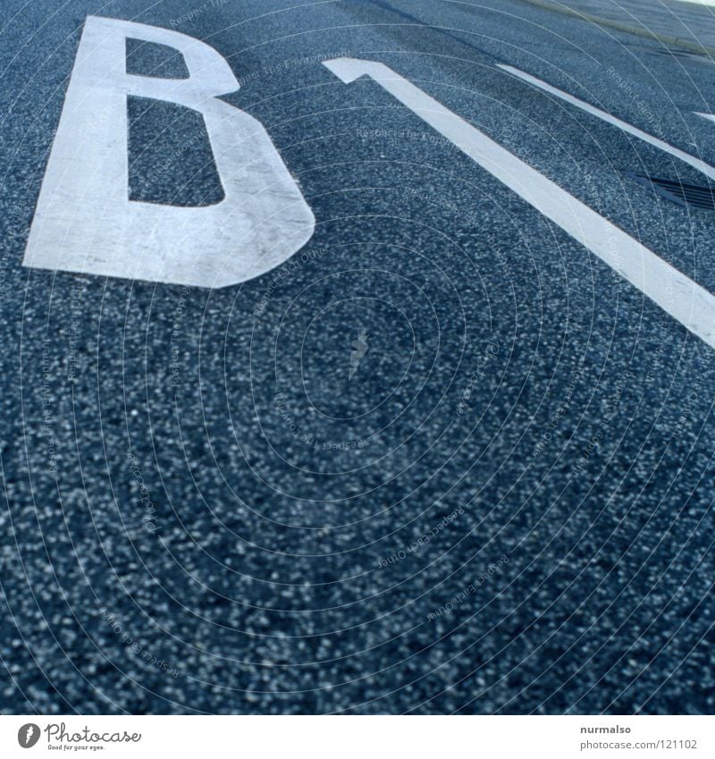 An derselben Strasse . . . Bundesstraße Asphalt Teer München Potsdam Durchgang Geschwindigkeit fahren Wagen Lastwagen Schwerlastkran Beschriftung Wohnung