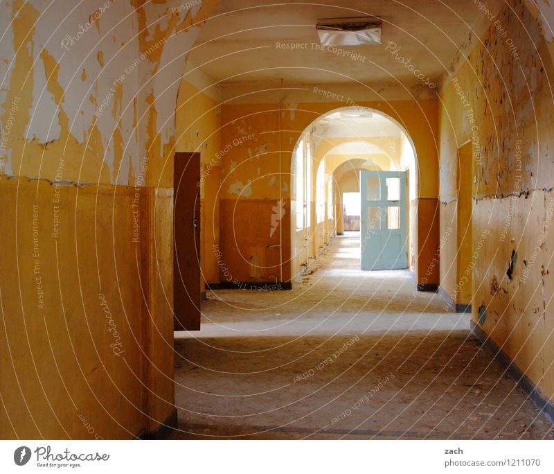 Flurwoche Häusliches Leben Haus Traumhaus Renovieren Raum Menschenleer Ruine Mauer Wand Fenster Tür alt historisch kaputt gelb Verfall Vergangenheit