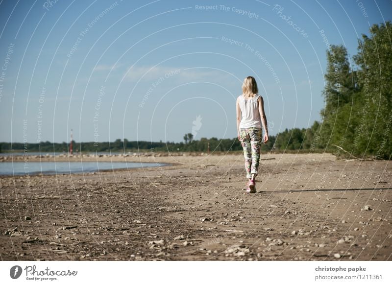 Weiter Weg Sommer feminin Frau Erwachsene 1 Mensch 30-45 Jahre Schönes Wetter Küste Seeufer Flussufer Rhein Mode blond gehen Ferne vertrocknet Farbfoto