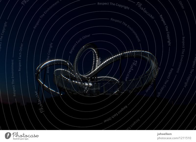 Tiefes Blau Leuchtdiode Himmel Nachthimmel Duisburg Ruhrgebiet Achterbahn Sehenswürdigkeit Wahrzeichen Tiger and Turtle Metall Schleife fahren toben rund blau