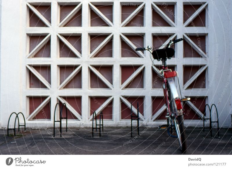 Auf Kaffee und Kuchen Gast Fahrradständer angeschlossen Asphalt Bürgersteig Plattenbau Wohnung Haus Mieter Etage Stock Beton Fassade mehrstöckig Lebensraum