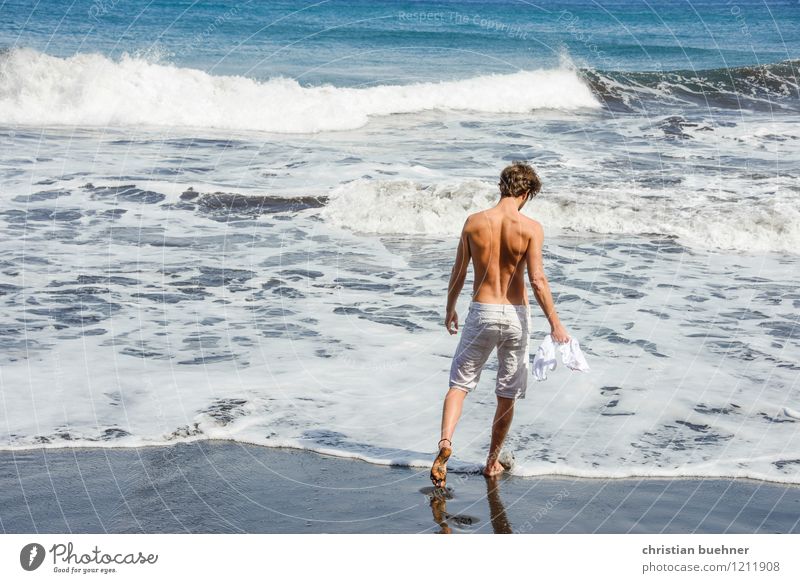 the sea Freude Körper Sinnesorgane Erholung Sommer Sommerurlaub Sonne Sonnenbad Strand Meer Insel Wellen Schwimmen & Baden Junger Mann Jugendliche 1 Mensch