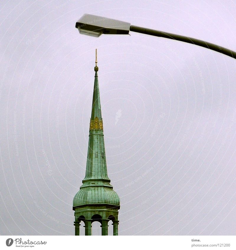 Na, Michel, alles senkrecht? Pickelhaube Träger Säule Turmspitze Kirchturmspitze Christentum Spiritualität Kupferdach Schicksal Ironie Lampe Straßenbeleuchtung