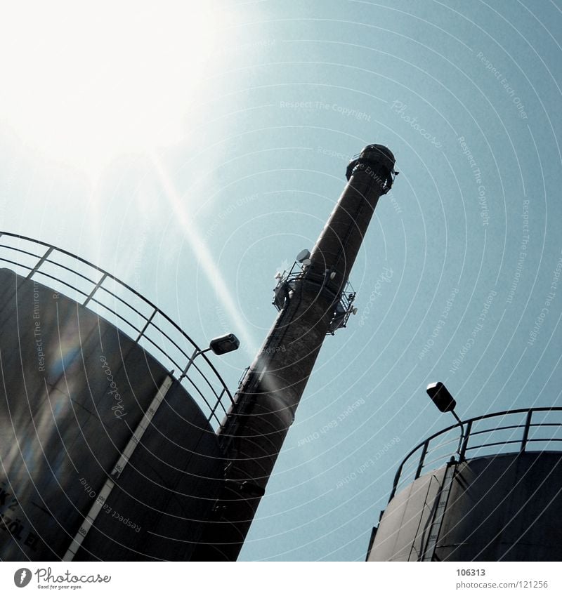 SPRUNGTURM Industriefotografie Industriegelände Menschenleer Einsamkeit Lampe Gegenlicht Licht strahlend Barriere schließen Sprungbrett Blick Publikum 2 schmal