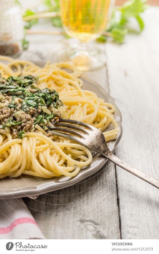 Lunch mit Spaghetti Lebensmittel Fleisch Gemüse Ernährung Mittagessen Festessen Italienische Küche Getränk Teller Glas Gabel Stil Design Gesunde Ernährung Tisch