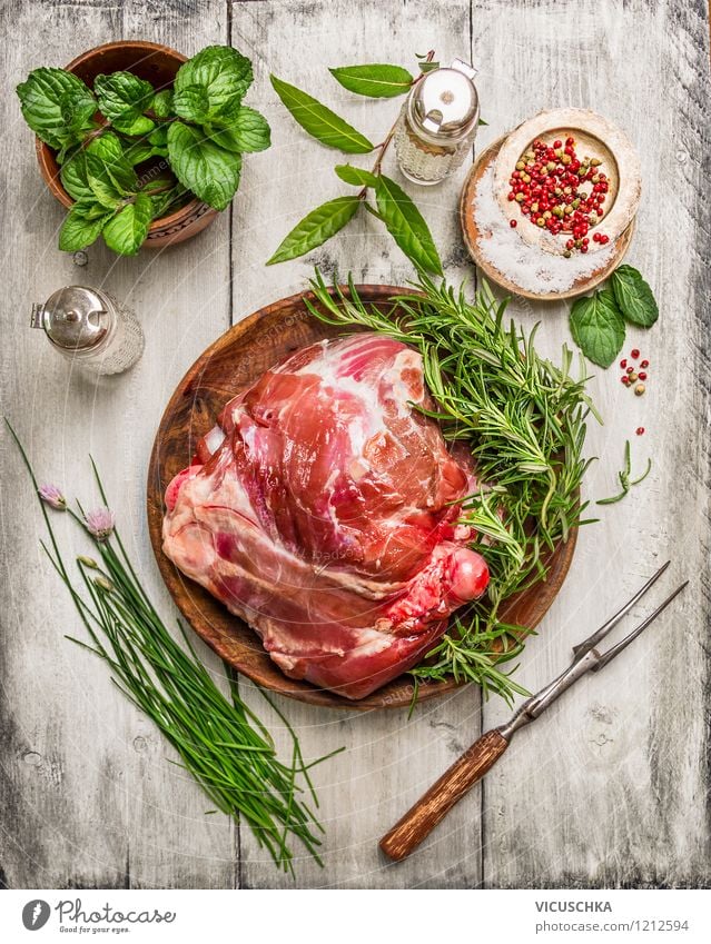 Lammkeule mit frischen Kräutern zubereiten Lebensmittel Fleisch Kräuter & Gewürze Ernährung Abendessen Festessen Bioprodukte Teller Schalen & Schüsseln Gabel