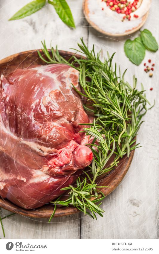 Lammbraten zubereiten Lebensmittel Fleisch Kräuter & Gewürze Ernährung Mittagessen Abendessen Festessen Bioprodukte Teller Schalen & Schüsseln Stil Design Tisch