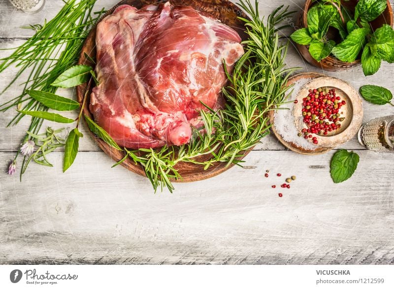 Lammkeule mit frischen Kräutern zubereiten Lebensmittel Fleisch Kräuter & Gewürze Ernährung Mittagessen Abendessen Festessen Bioprodukte Diät Teller