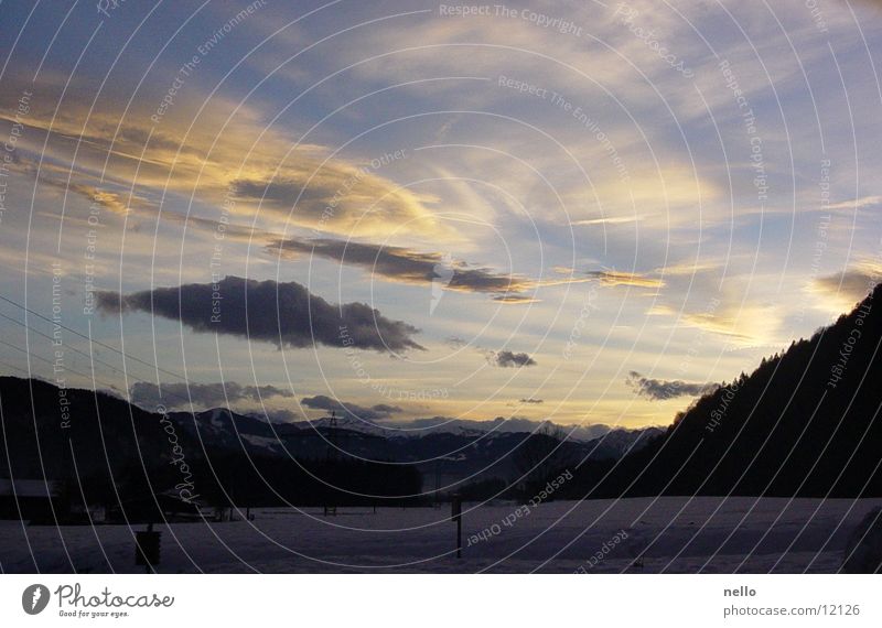 Wolkenhimmel grau schwarz Regenwolken Sonnenuntergang blau