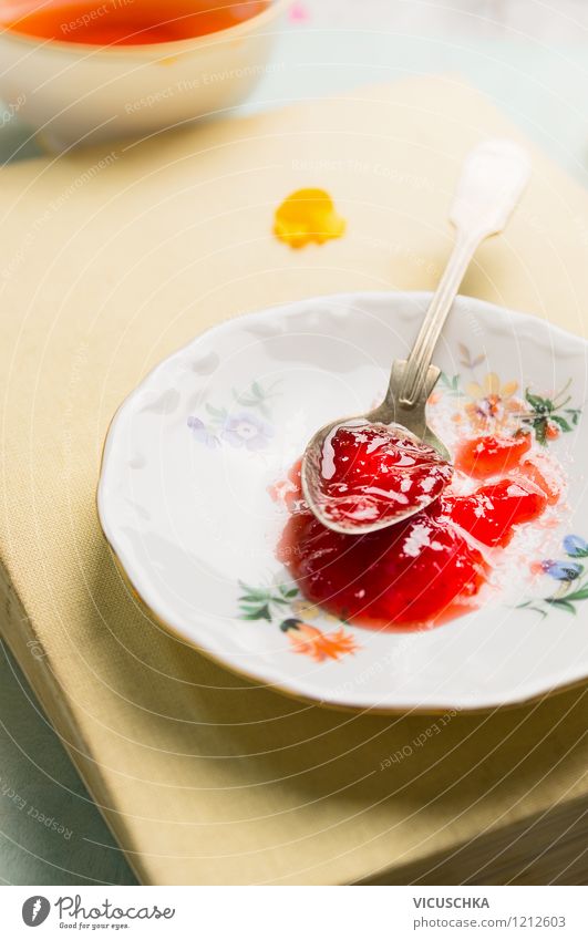 Marmelade zum Frühstück Lebensmittel Ernährung Bioprodukte Getränk Tee Teller Tasse Löffel Design Sommer Stil altehrwürdig Buch Stillleben Wochenende Essen