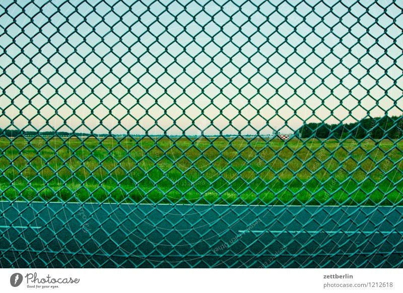 Zaun Maschendraht Maschendrahtzaun Drahtzaun Metallzaun Grenze Straße Wiese Himmel Flugplatz Flughafen Zone Verbote bedrohlich gefährlich Risiko Nachbar