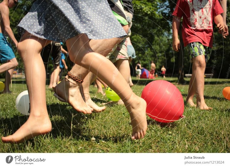 fang den luftballon Mensch Beine Fuß 6 Menschengruppe Kindergruppe 8-13 Jahre Kindheit 13-18 Jahre Jugendliche Baum Gras Wiese Rock Badehose Barfuß fangen