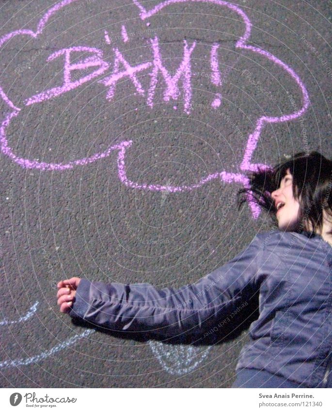 BÄM Frau gemalt violett Jacke braun Wolken grau Blume Freude Jugendliche Kommunizieren Bodenbelag liegen Schriftzeichen Kreide blau Sprechbalse Straße Bild