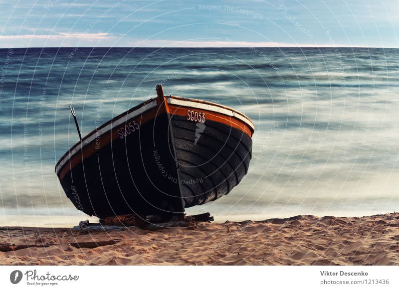 Holzboot am sandigen Ufer Sommer Strand Meer Landschaft Sand Himmel Ostsee Ruderboot Wasserfahrzeug alt braun Tradition hölzern Fischen rustikal