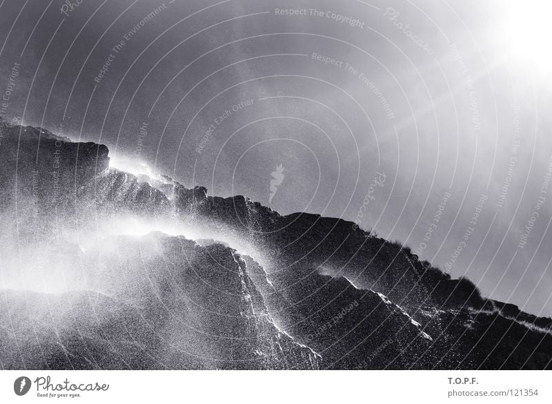 Wasserfall I Wassertropfen Kanton Wallis Schweiz Gegenlicht Bach spritzen nass Schwarzweißfoto Fluss Sonne Suone Natur Landschaft Felsen Nebel