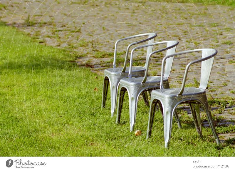 warten Farbfoto Außenaufnahme Menschenleer Textfreiraum links Tag Licht Zentralperspektive Erholung ruhig Garten Möbel Stuhl Natur Pflanze Gras Grünpflanze Park