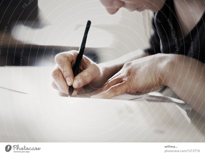 Schreiben mit dem Stift, handschriftliche Notizen Hand Schreibstift schreiben Bildung Schule lernen Berufsausbildung Studium Student Büroarbeit Prüfung & Examen