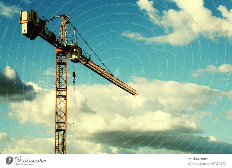 Über den Wolken... Kran Himmel Arbeit & Erwerbstätigkeit Baustelle Unbekümmertheit lang schwer Haus diagonal Gitter Schnur Aussicht Hochhaus Industrie