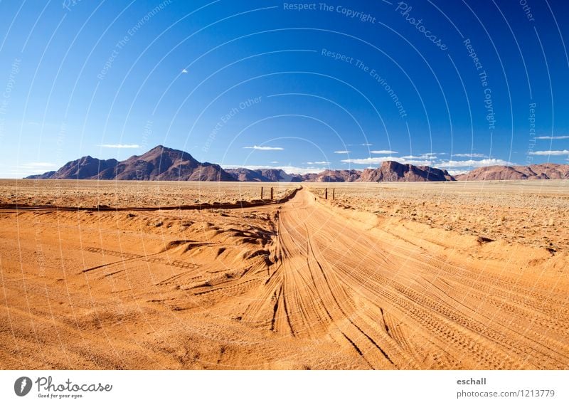 Desert Road Abenteuer Ferne Freiheit Safari Berge u. Gebirge Natur Landschaft Erde Sand Himmel Horizont Wärme Dürre Wüste Verkehrswege Straßenverkehr Autofahren