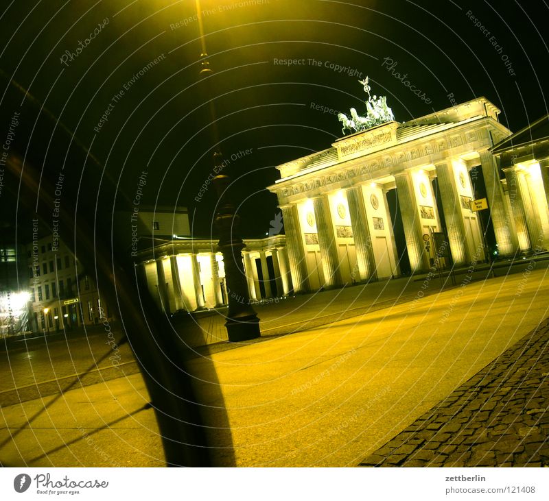 Brandenburger Tor Ausflug Tourismus Marketing Klassizismus Wahrzeichen Pariser Platz Symbole & Metaphern Mauer Nacht Nachtaufnahme Beleuchtung Illumination