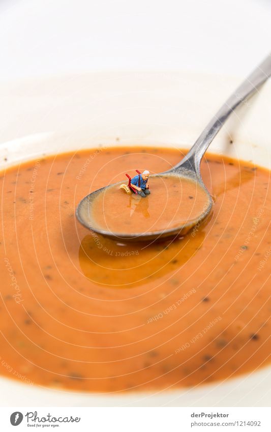 In meiner Suppe schwimmt ein Rollstuhlfahrer Lebensmittel Eintopf Ernährung Mensch maskulin Körper alt schleimig Gefühle Angst Entsetzen Todesangst