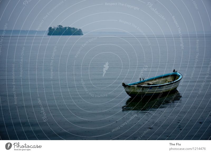 Charon hat Pause Umwelt Natur Landschaft Wasser Wolken schlechtes Wetter Regen See Plöner See Deutschland Schleswig-Holstein Menschenleer Bootsfahrt Fischerboot