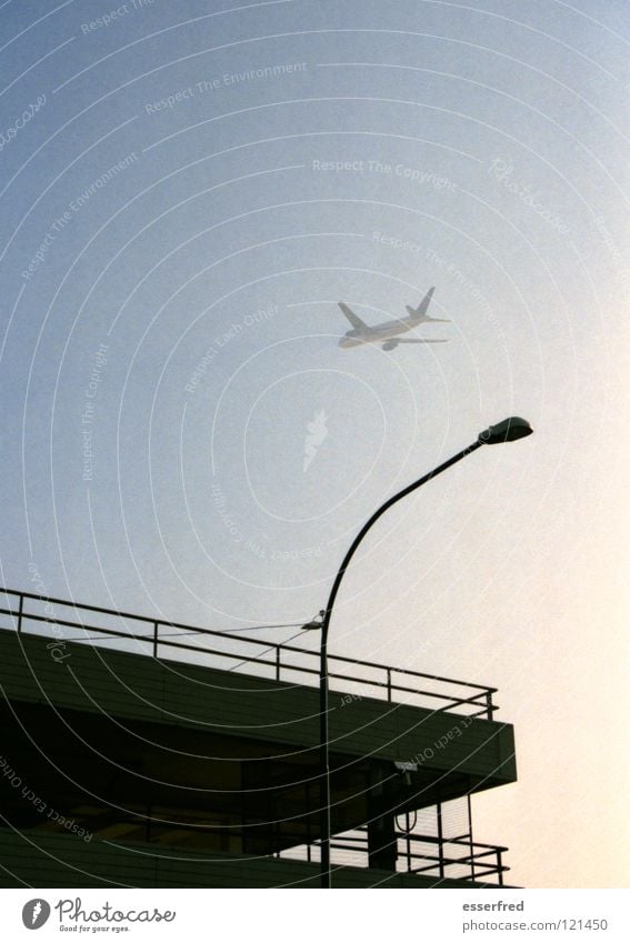 lift off Verkehr Flugzeug Laterne Parkhaus Luftverkehr Flughafen Beginn Nebel Himmel London-Standsted Morgen