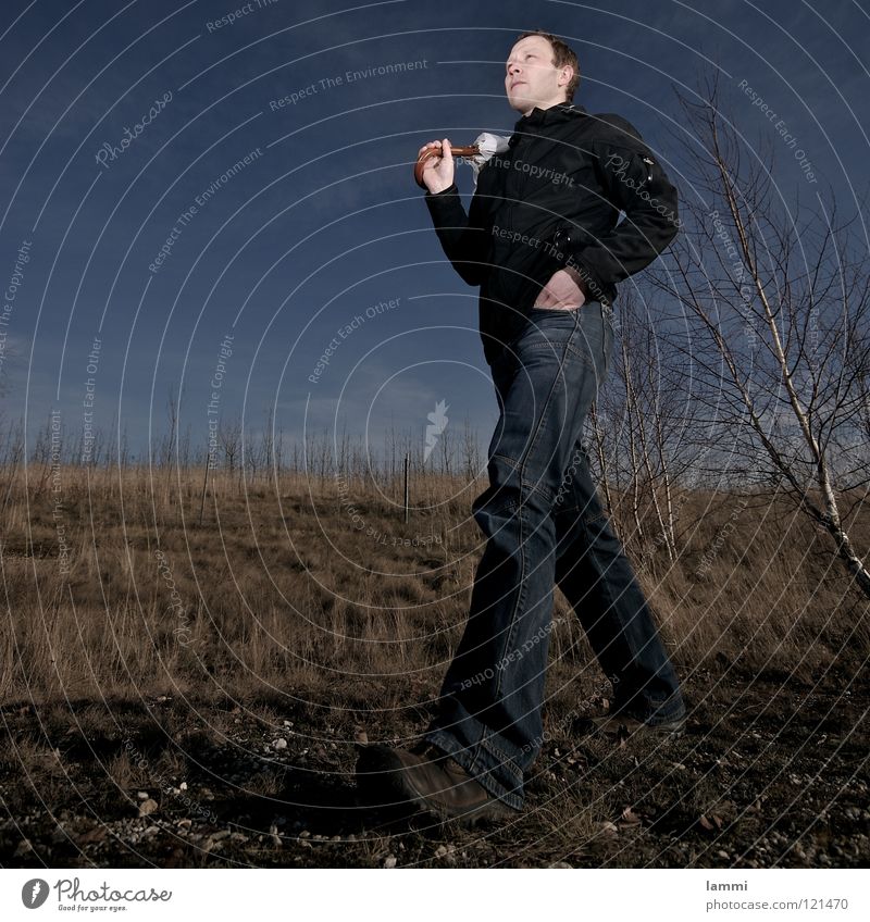 der Schirm I weiß geschlossen wandern Leipzig Gelassenheit Zukunft Wiese Birke Blatt Herbst Wolken Blitzlichtaufnahme Außenaufnahme Jacke Hose Spielen Winter