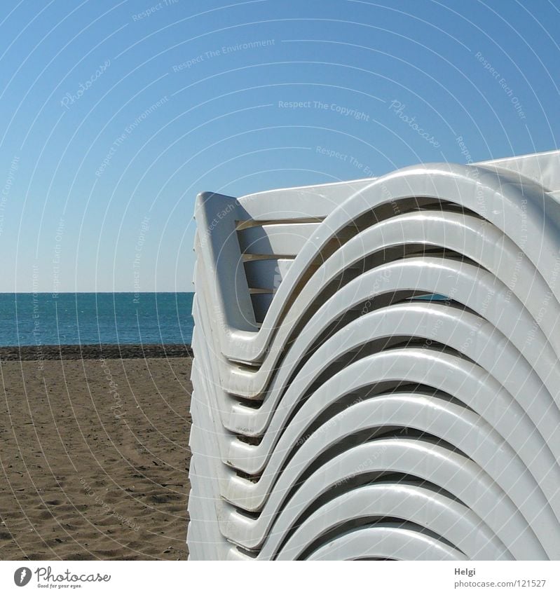 abgestellt.... Liege Liegestuhl Stapel aufeinander Strand Küste Meer Meerwasser Einsamkeit Ecke rund geschwungen Ferien & Urlaub & Reisen Erholung Sonnenbad