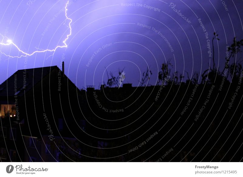 Donnerwetter Natur Himmel Gewitterwolken Nachthimmel Frühling Sommer Herbst Klima Wetter Unwetter Wind Sturm Regen Blitze Kleinstadt Stadt blau violett schwarz