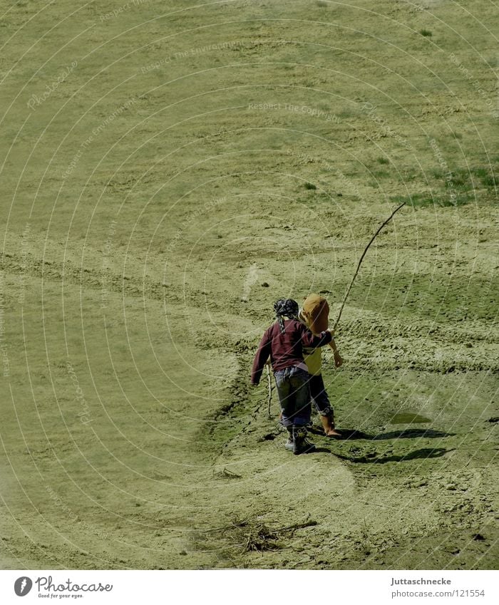 Häschen in der Grube Kind Spielen Stock klein Sandgrube kämpfen Junge Lehm Freude Natur Braunkohlentagebau Paradies Kinderparadies Juttaschnecke in freier Natur