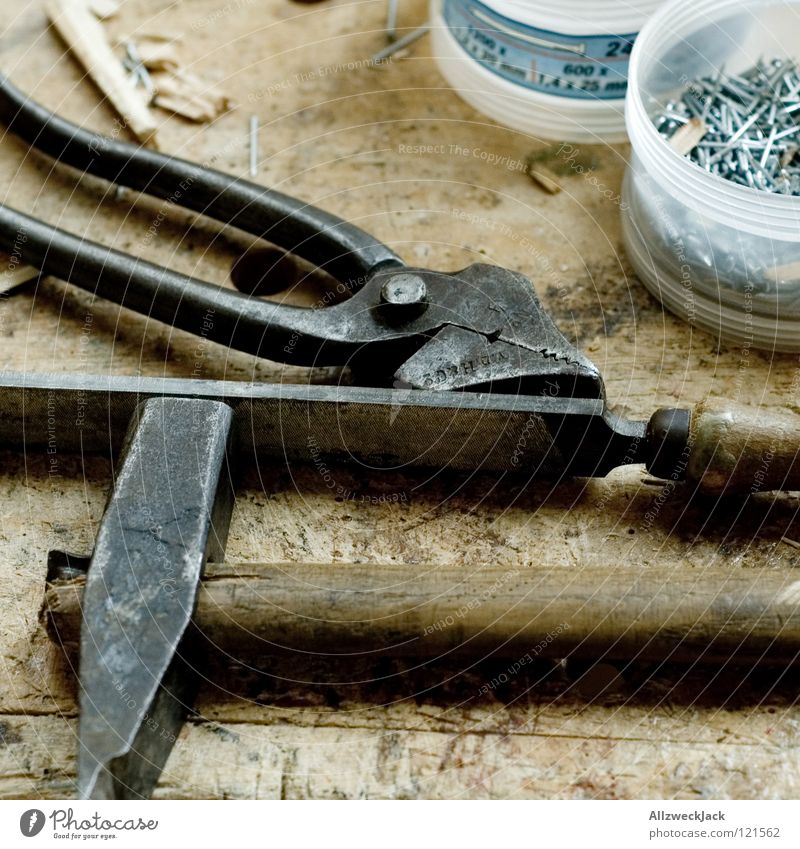 Tool Time Freizeit & Hobby heimwerken Tisch Arbeit & Erwerbstätigkeit Handwerk Werkzeug Hammer Holz alt Zange Nagel Hobelbank Holztisch Eisen Reparatur