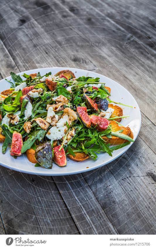 rucola salat mit feigen Brot Kräuter & Gewürze Ernährung Abendessen Büffet Brunch Bioprodukte Vegetarische Ernährung Diät Slowfood Teller Lifestyle exotisch