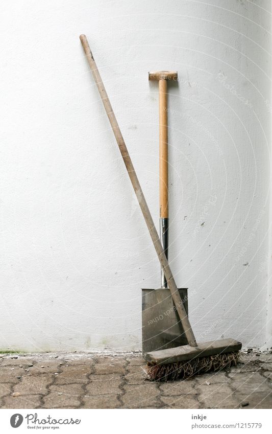 Den ganzen Tag am Boden geackert. Feierabend! Arbeit & Erwerbstätigkeit Gartenarbeit Handwerk Baustelle Mauer Wand Fassade Spaten Besen einfach Pause