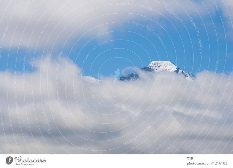 Cloud Window Umwelt Natur Urelemente Himmel Wolken Gewitterwolken Klima Klimawandel schlechtes Wetter Berge u. Gebirge Gipfel Schneebedeckte Gipfel bedrohlich