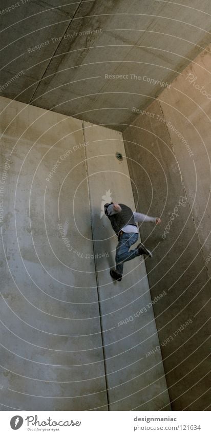 Parkour Le Parkour Beton Wand Mann Mütze grau Abfluss springen Schweben Winter kalt dreckig Weste Knie leer Schwerelosigkeit Ghetto Freestyle Froschperspektive