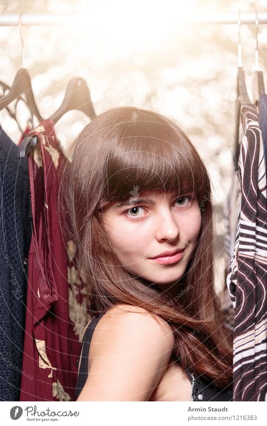 Jugendliche mit Kleidern auf der Kleiderstange Lifestyle kaufen Reichtum elegant Stil Design schön Haare & Frisuren Gesicht harmonisch Mensch feminin Junge Frau