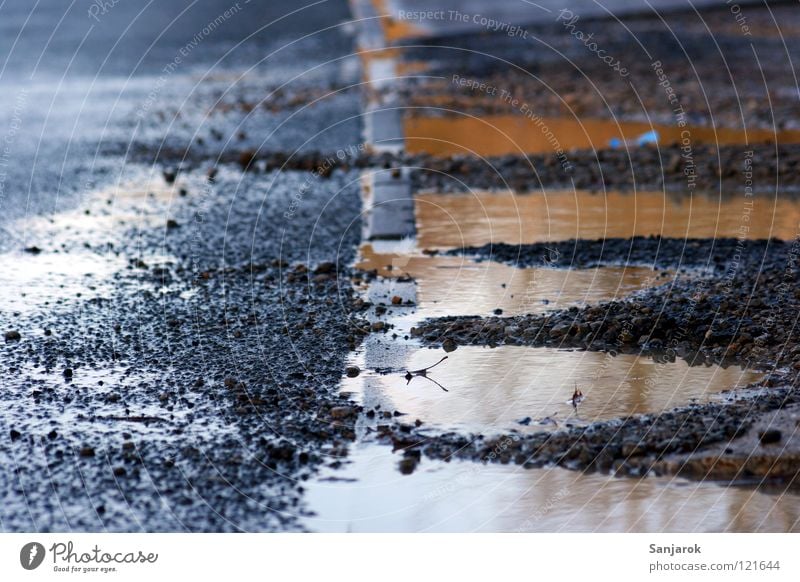 After the rain falls Pfütze Straßenrand Teer Am Rand Reflexion & Spiegelung Kies grau Verkehrswege Wasser Regen dreckig Bodenbelag Stein Menschenleer