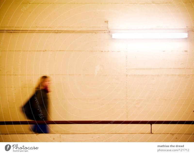 STAY A WHILE! PLEASE gehen Geschwindigkeit Bewegung schreiten Frau Tasche blond lang schön Wand hart kalt bewegungslos Silhouette gelb Lampe Leuchtstoffröhre