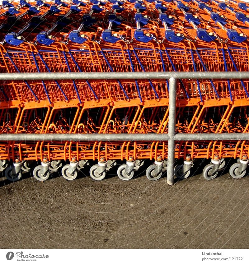 CARTS Ladengeschäft Supermarkt Wagen Einkaufswagen Industrie cart einakufen buy Markt orange reih komprimiert