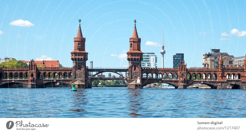 Oberbaumbrücke in Berlin Sommer Wasser Wolken Schönes Wetter Rathaus Brücke Turm Bauwerk Architektur Sehenswürdigkeit Wahrzeichen blau Tourismus Stadt Kreuzberg