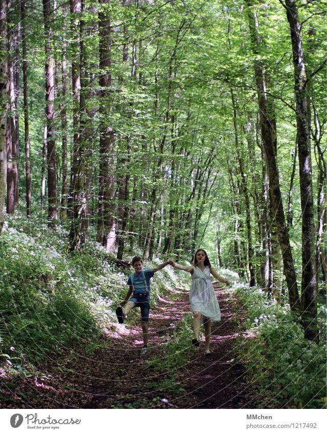 We keep this love in a photograph Mädchen Junge Geschwister Bruder Schwester Kindheit Jugendliche 2 Mensch 8-13 Jahre Natur Frühling Sommer Schönes Wetter Wald