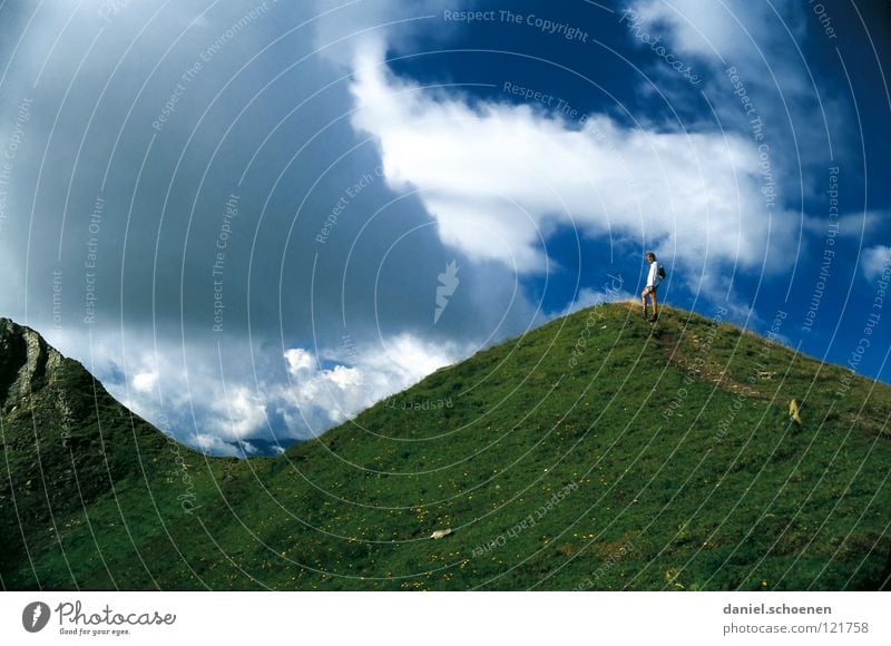 auf und ab Gipfel Hügel Wolken Wiese Sommer aufsteigen Schweiz Berner Oberland wandern Bergsteigen Freizeit & Hobby Ausdauer weiß Hochgebirge Schweiß Ziel