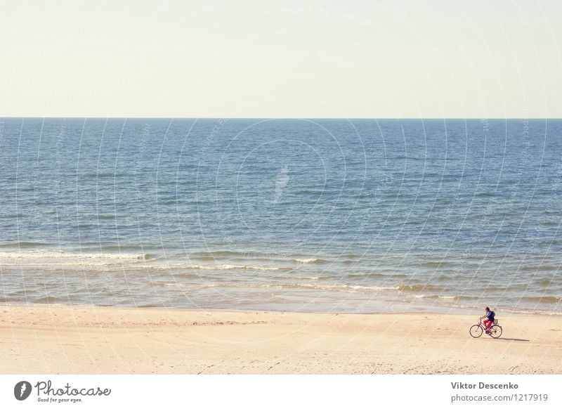 Radfahrer fährt entlang der Ostsee des Strandes Lifestyle Ferien & Urlaub & Reisen Sommer Meer Berge u. Gebirge Sport Fahrradfahren Mann Erwachsene Natur Himmel